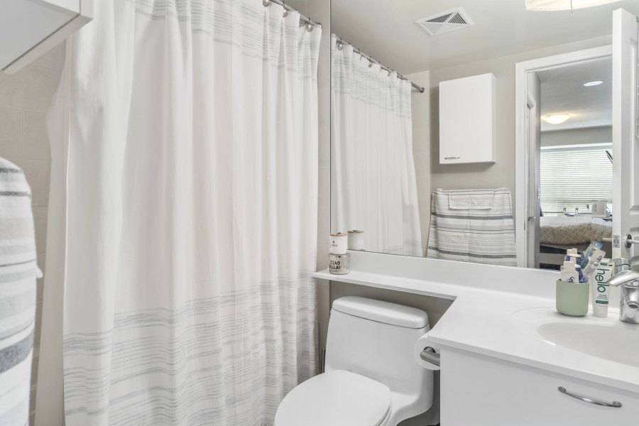 Bathroom of 1403 Royal York Road unit 306 located in Etobicoke which is listed by Etobicoke real estate agent Marco Pedri.